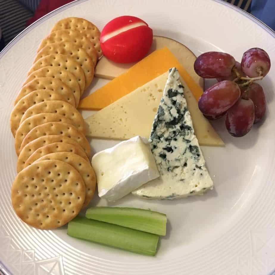 Crackers, cheese and grapes