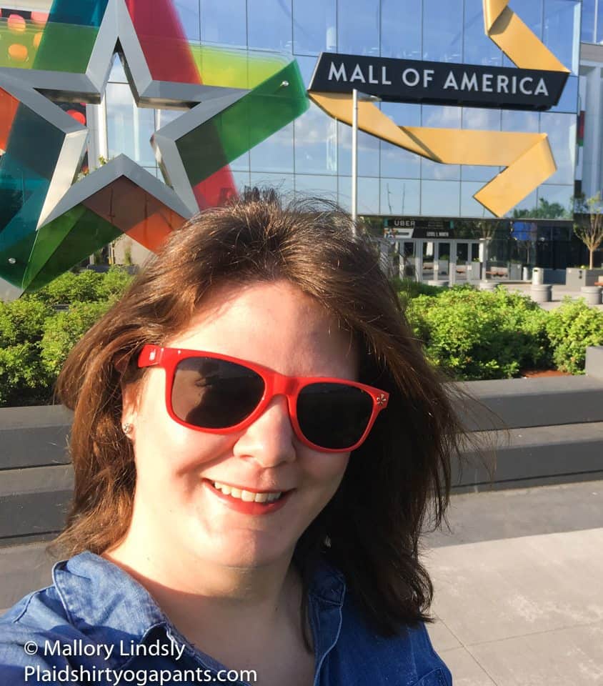 Mallory in front of the Mall of America Sign